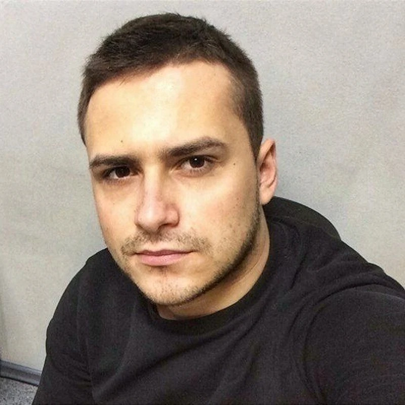 Michał Szymański w swoim domowym studiu